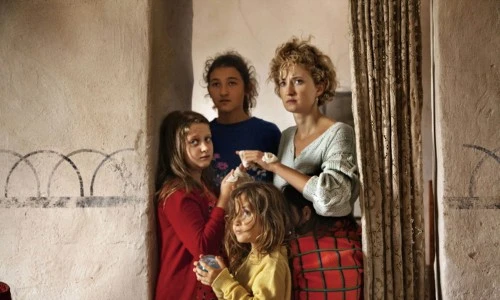 ?src=%22https%3A%2F%2Fimage.cine21.com%2Fresize%2Fcine21%2Fmovie%2F2024%2F0809%2F16_00_53__66b5bea546acc%255BS1000%2C1000%255D.jpg%22&type=ff500_300