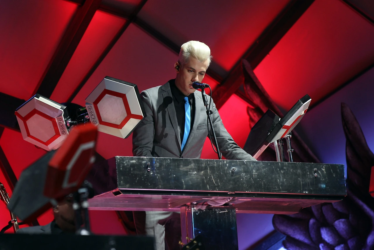 MArk Ronson on stage 1.JPG