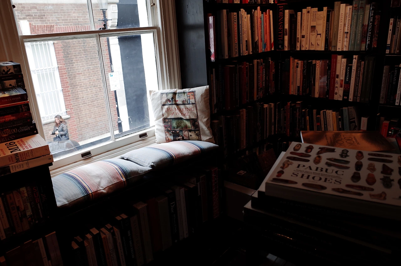 좁은 공간을 활용해 창가에서 읽을 수 있다.JPG