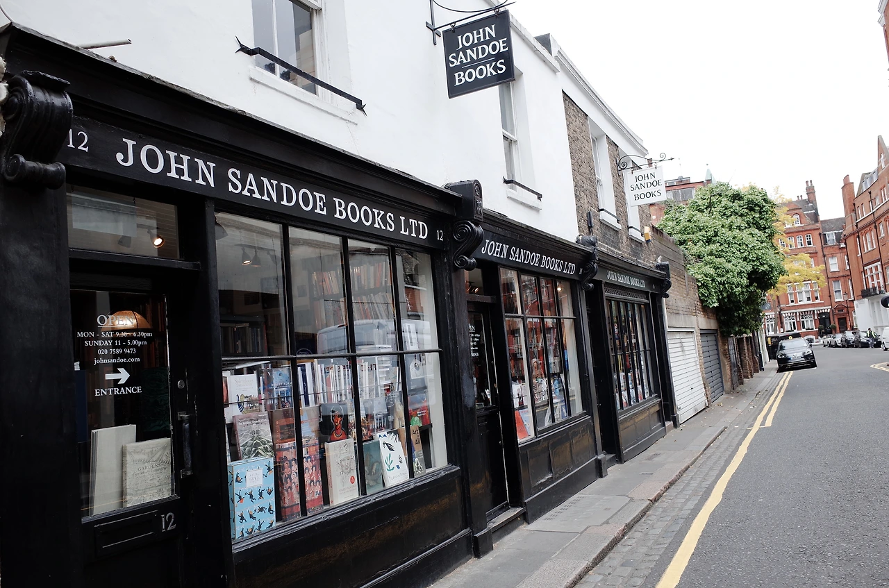 서점 외관 _ 단정하고 반듯한 모습이다 (2).JPG