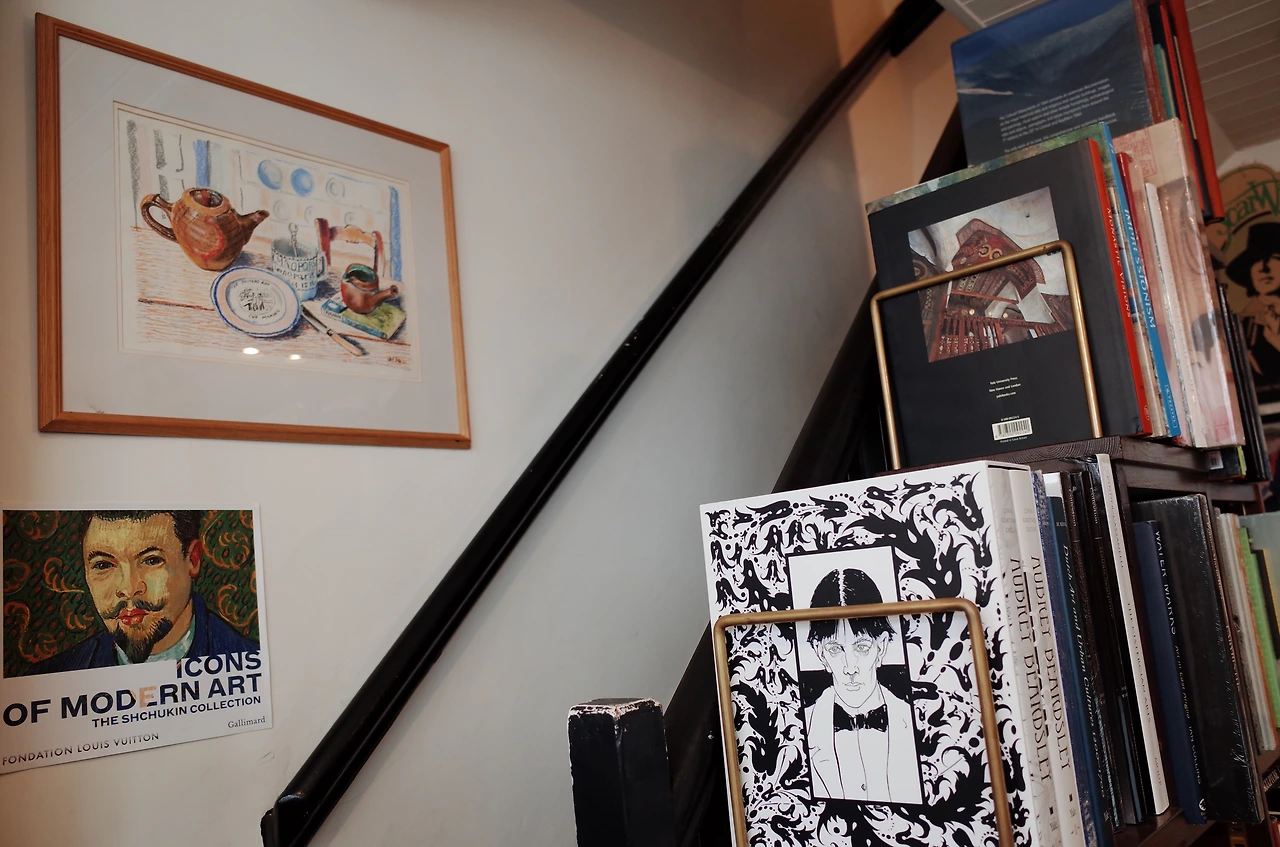 2층으로 올라가는 길도 책으로 둘러쌓였다 (2).JPG