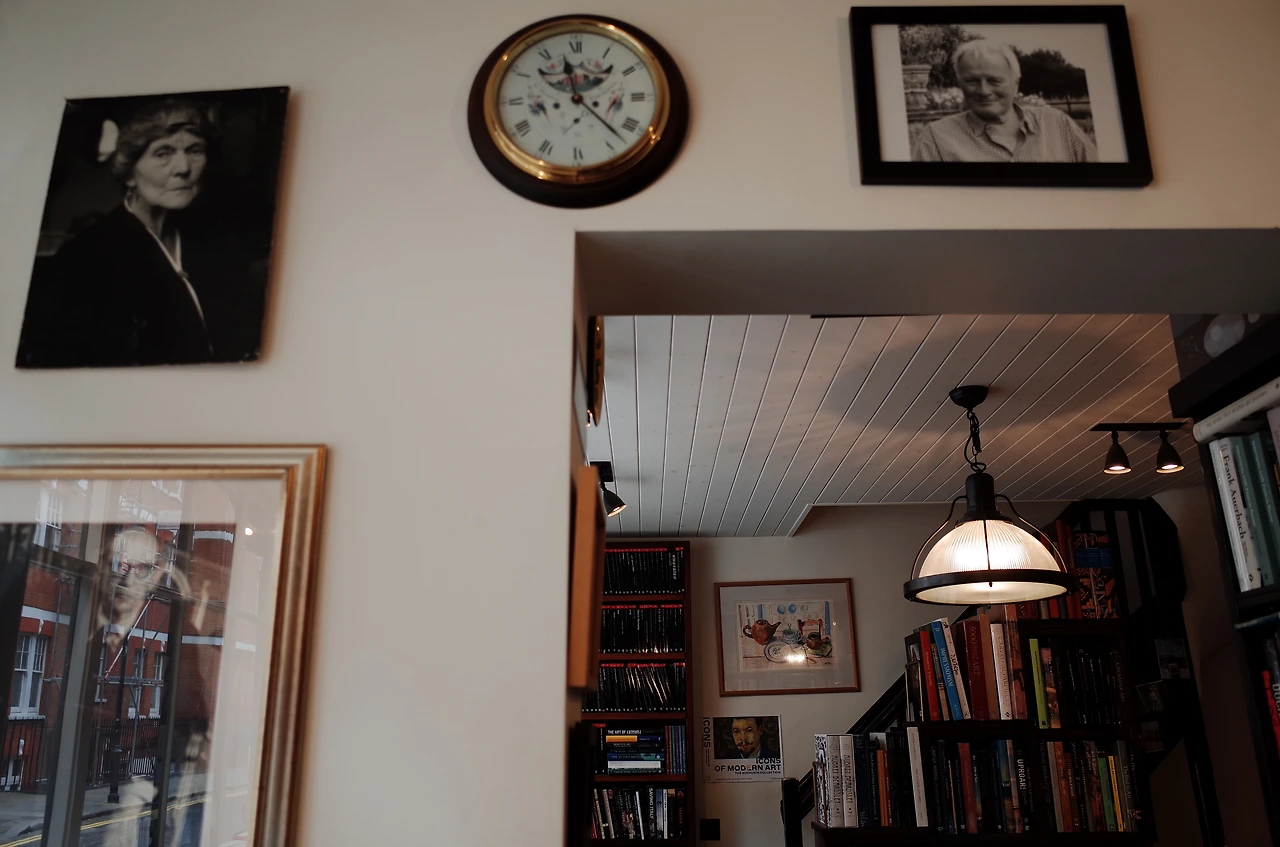 서점의 중요한 고객과 인물도 소개한다.JPG