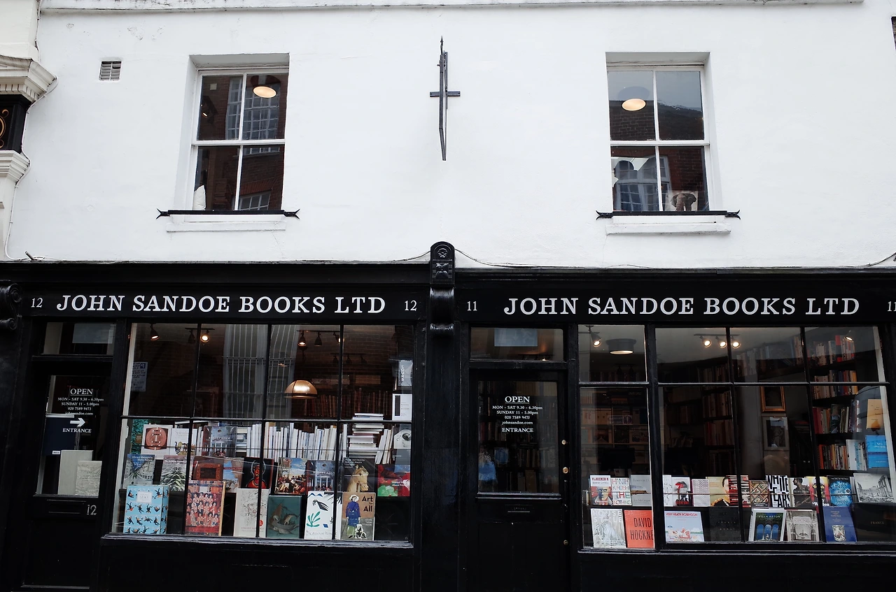 서점 외관 _ 단정하고 반듯한 모습이다 (3).JPG