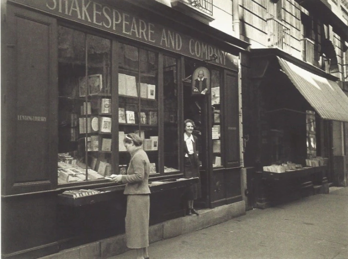 최초 창업자인 실비아비치(Sylvia Beach)가 보인다 1939년 셰익스피어앤드컴퍼니.PNG