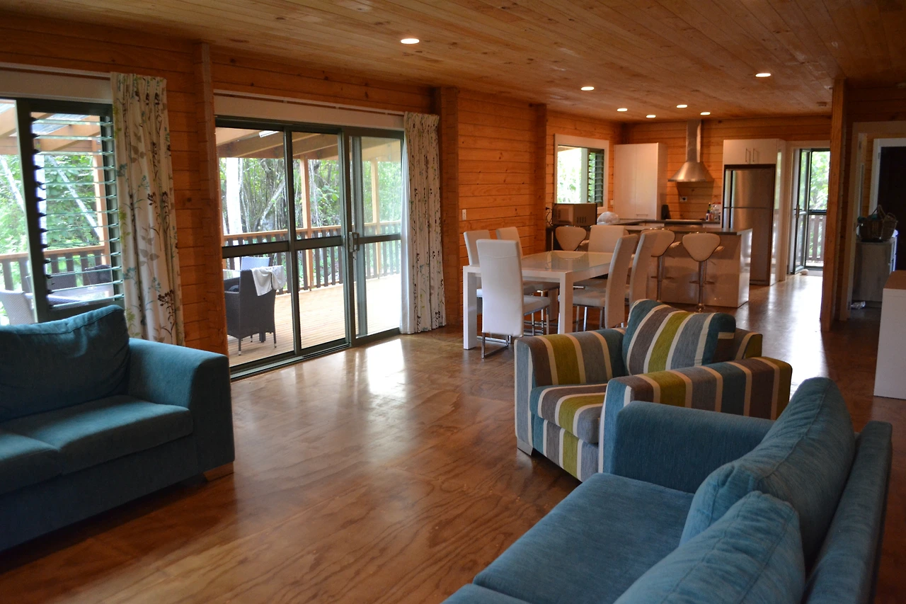 Matavai Villa towards kitchen.JPG