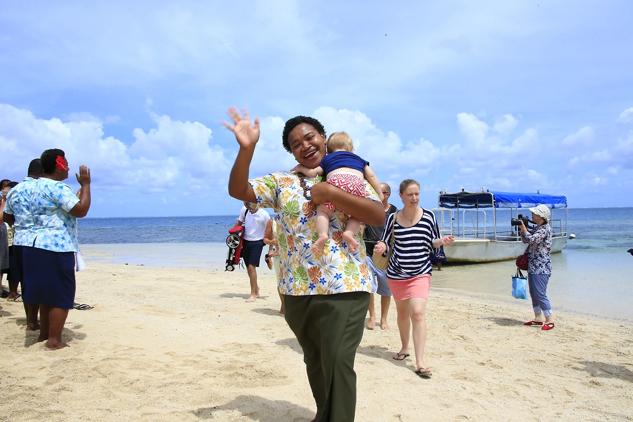 아이를 보살 피는 피지언 리조트 직원.JPG