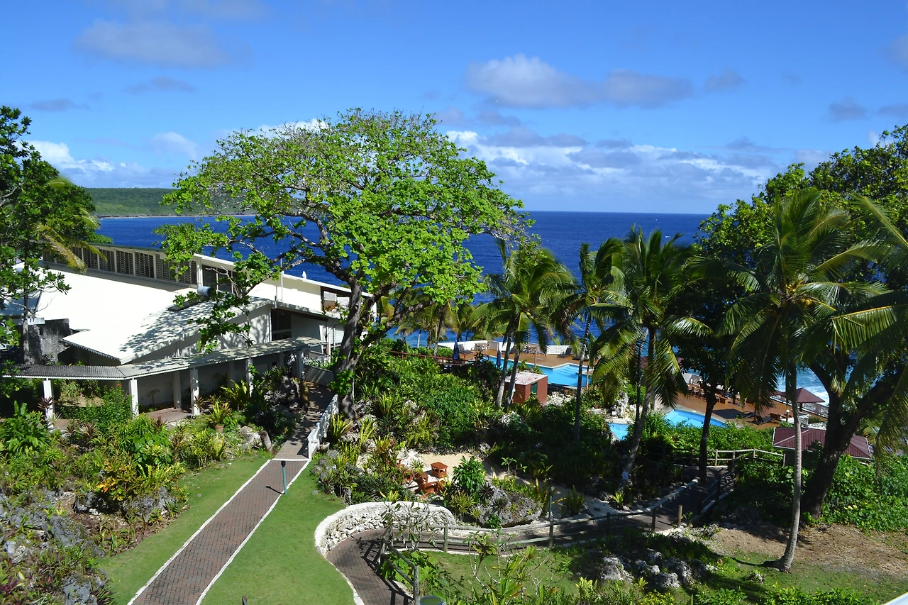Mitch on the Matavai Roof 002.JPG
