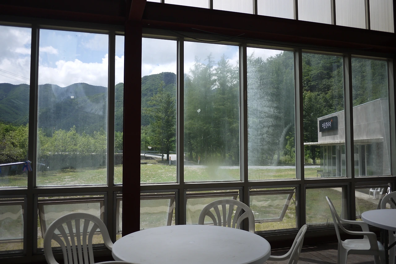 아트리움 안에서 보이는 학교 밖 풍경.JPG