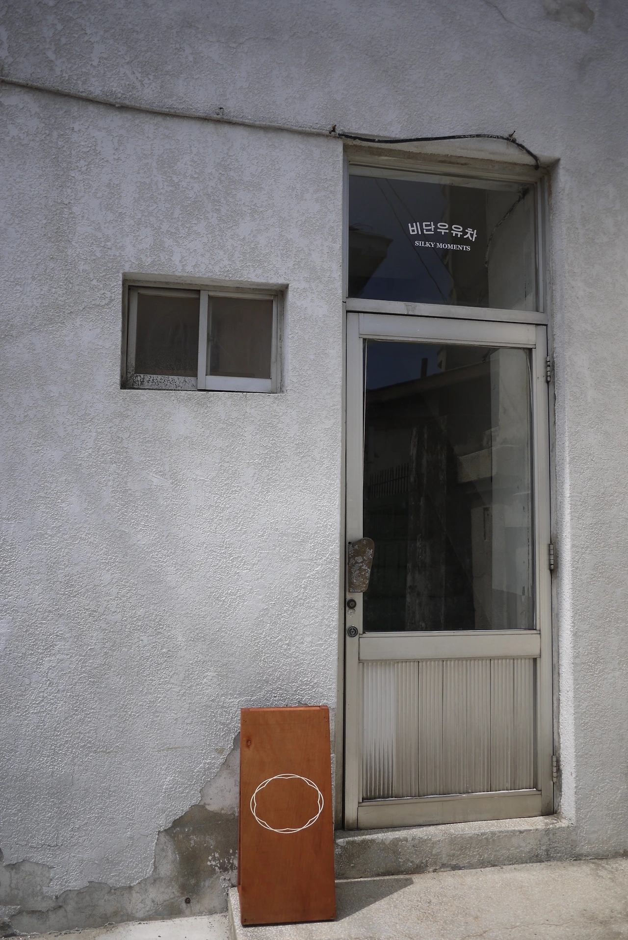 간판은 없지만 이 문이 보이면 맞게 찾아온 것.JPG