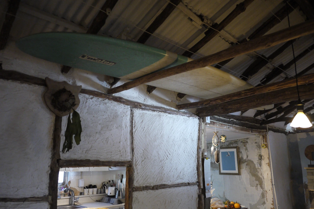 천장 위 보드 보관 공간-파도 좋은 날엔 서핑을.JPG