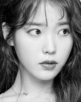 아이유_흑백사진.jpeg