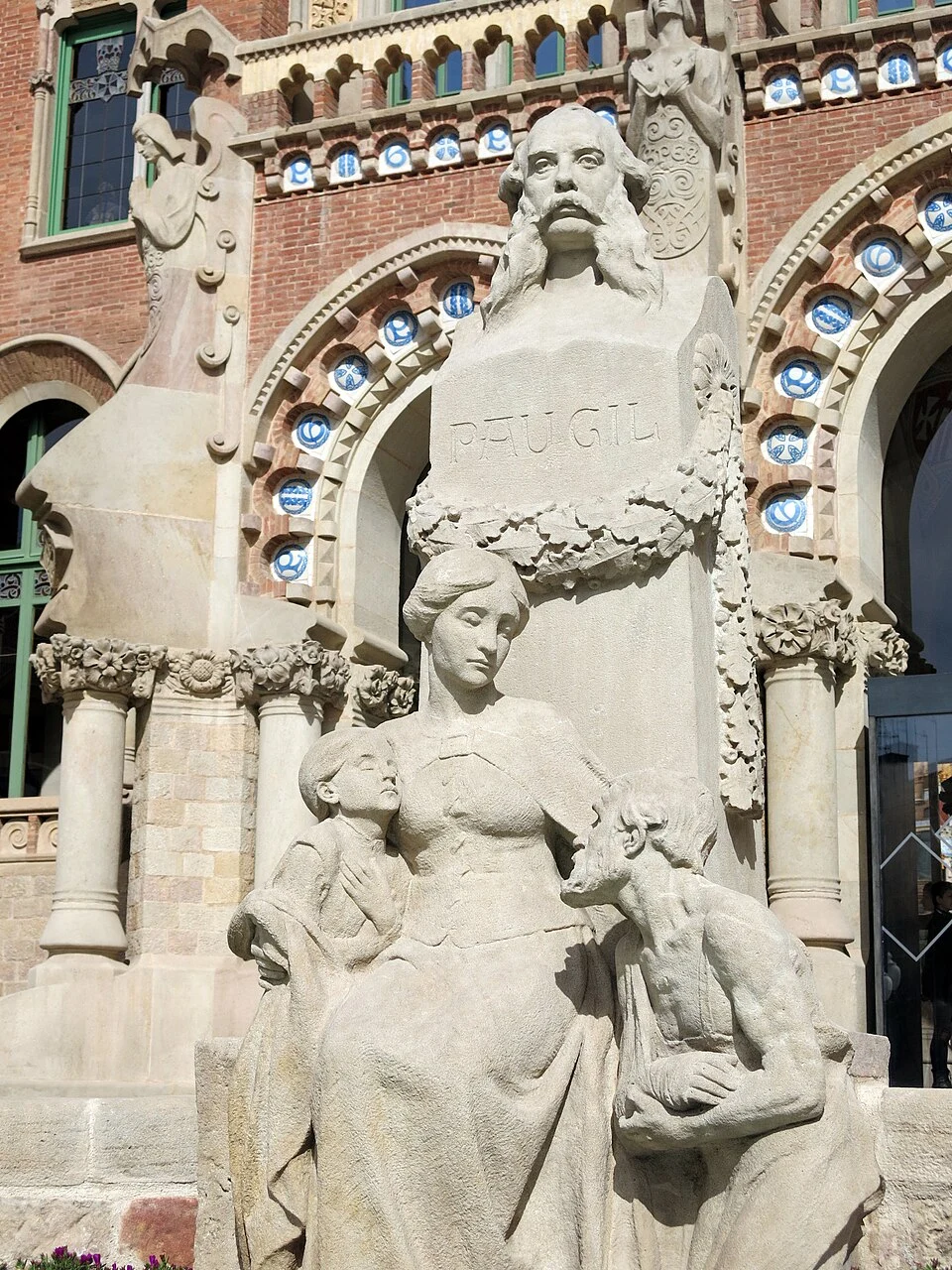 046_Hospital_de_Sant_Pau,_monument_a_Pau_Gil,_d'Eusebi_Arnau.JPG