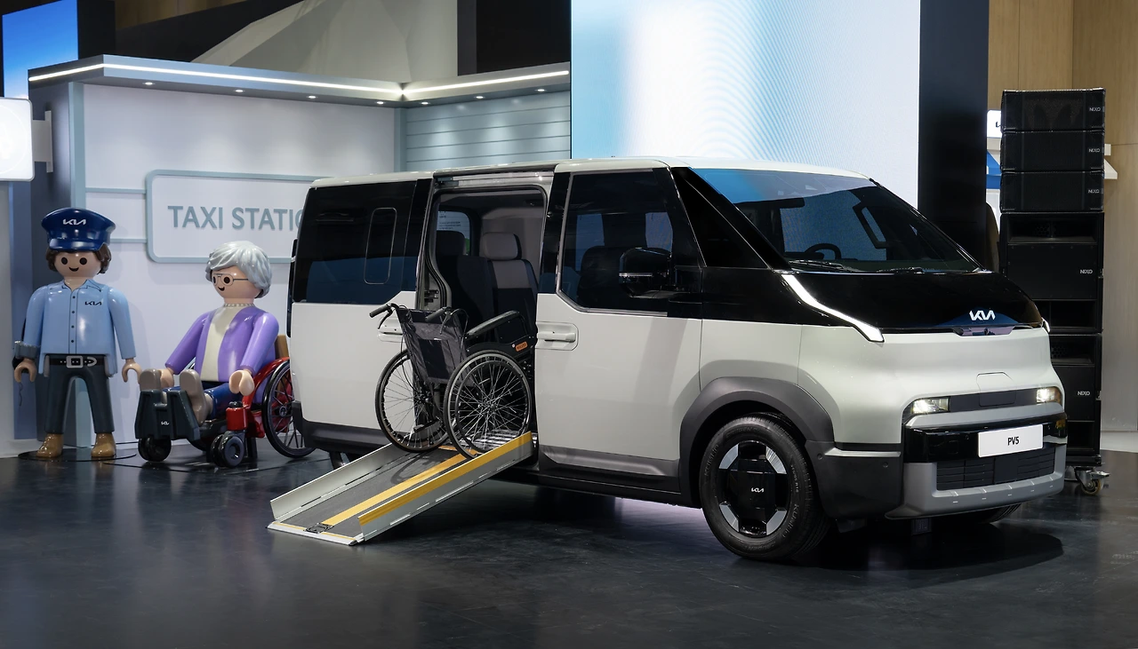 사진 17) '2025 서울모빌리티쇼' 기아관 'PBV 존'에 전시된 PV5 WAV(Wheelchair Accessible Vehicle).jpeg