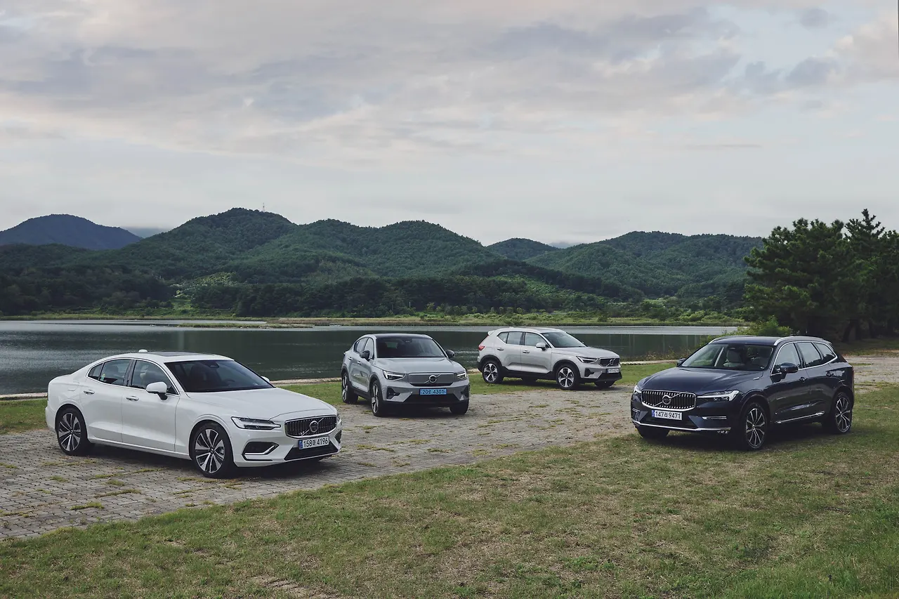 사진자료3_볼보자동차 2024년식 차량(왼쪽부터 S60, C40 리차지, XC40, XC60).JPG