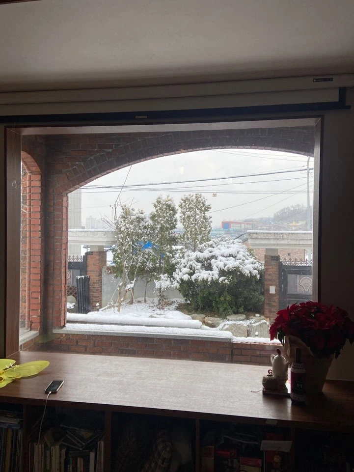 10-3 눈 내린 창밖.jpeg