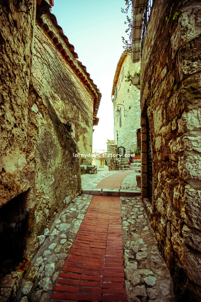 2503B24255867A7132B738