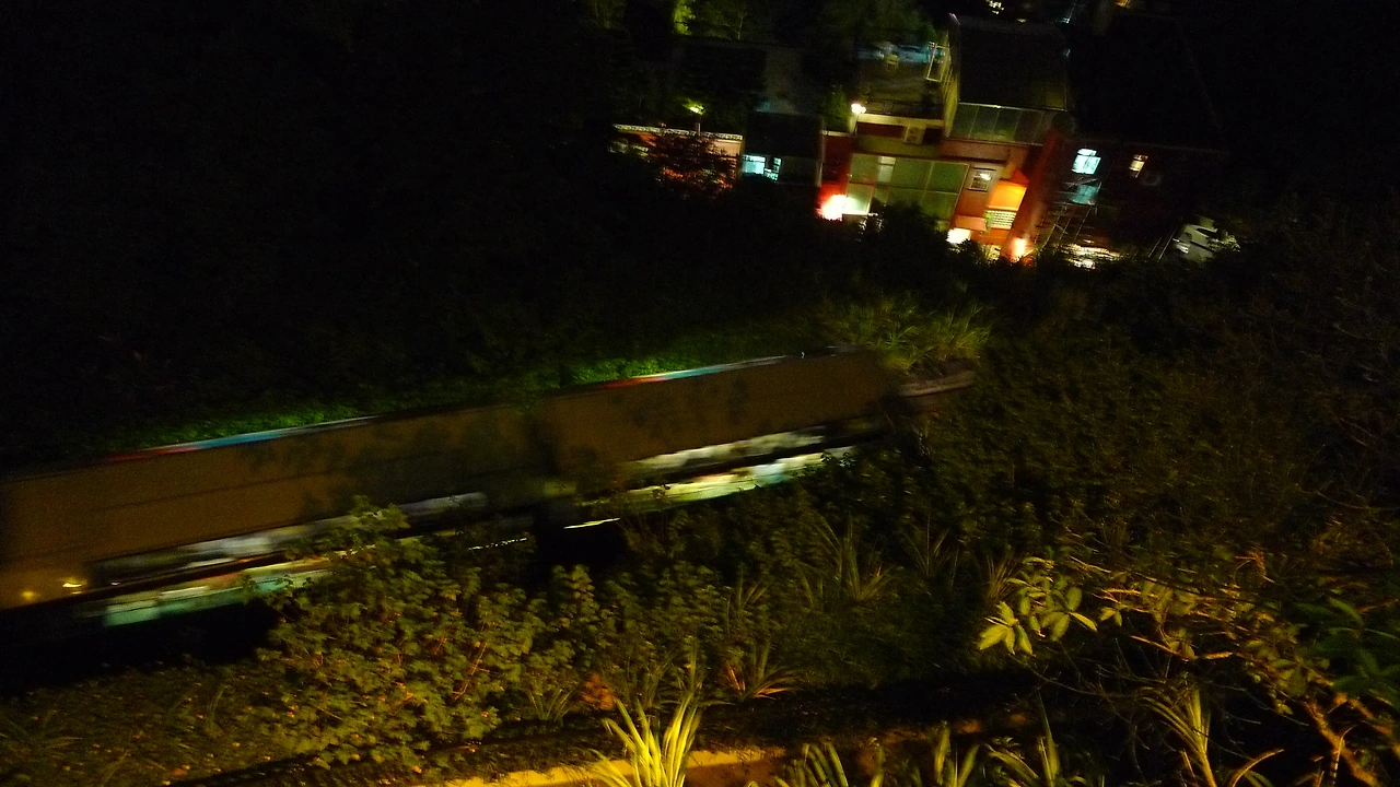 [홍콩_센트럴] 빅토리아피크 아래로 지나가는 트램.JPG