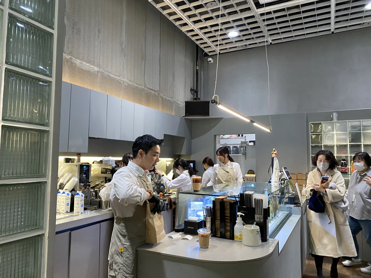 신용산역 아모레퍼시픽 지하 카페 에이랏.HEIC