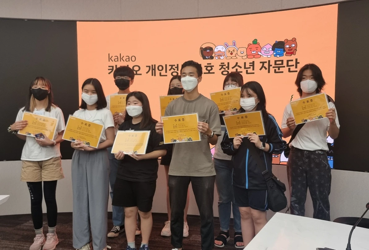 수료증 전달.jpeg