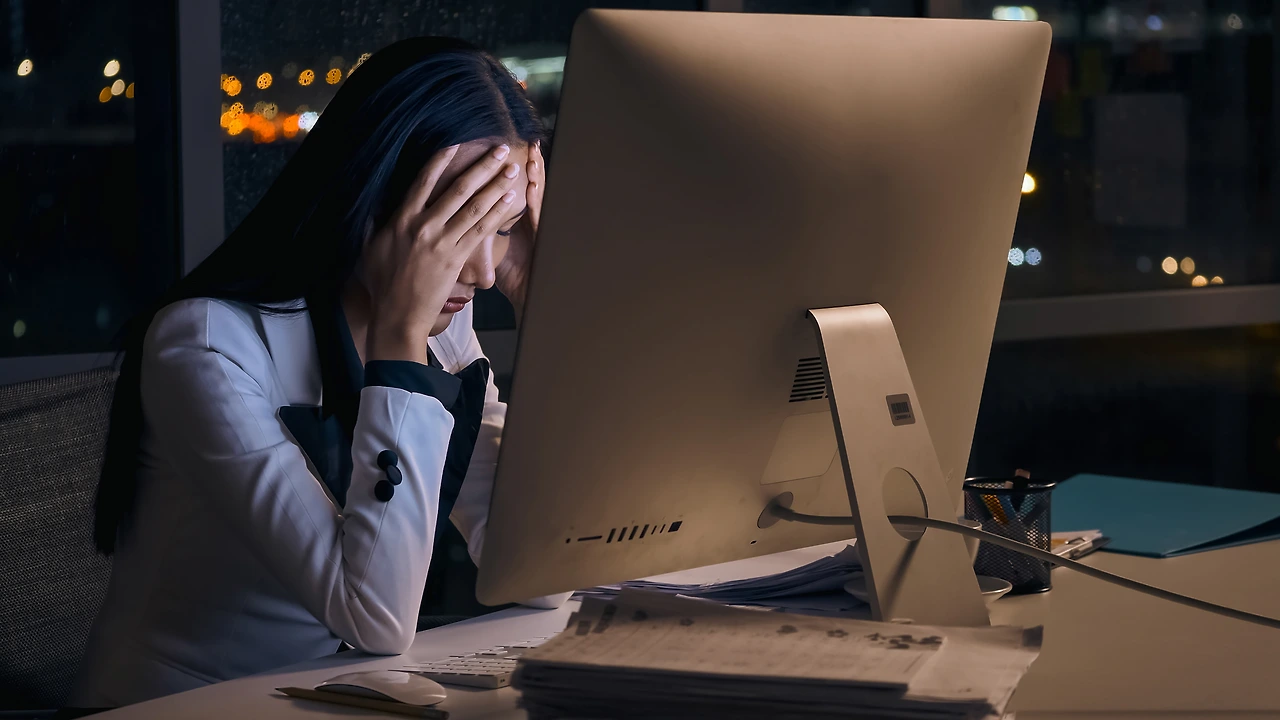 vecteezy_stressed-young-asian-businesswoman-working-overtime-at-the_12413870.JPG