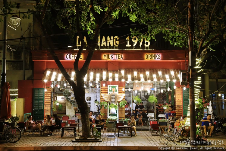 07._%EB%8B%A4%EB%82%AD1975%EC%B9%B4%ED%8E%98.png?type=w1200