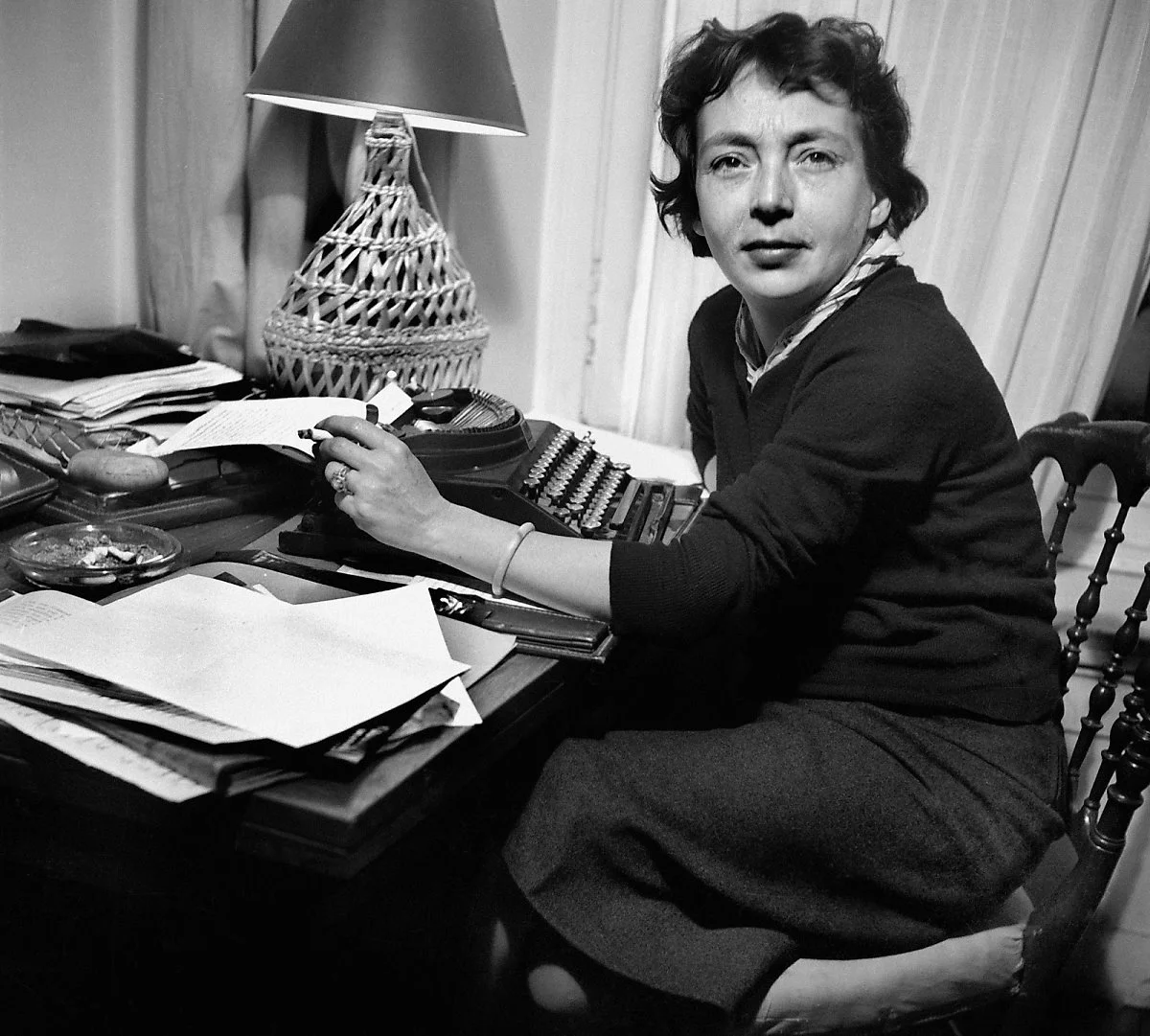 Med-MARGUERITE-DURAS-DURAS-ET-LE-JOURNALISME-%C2%A9-Studio-Lipnitzki-Roger-Viollet-1241-112-e1397654398644.jpg?type=w1200