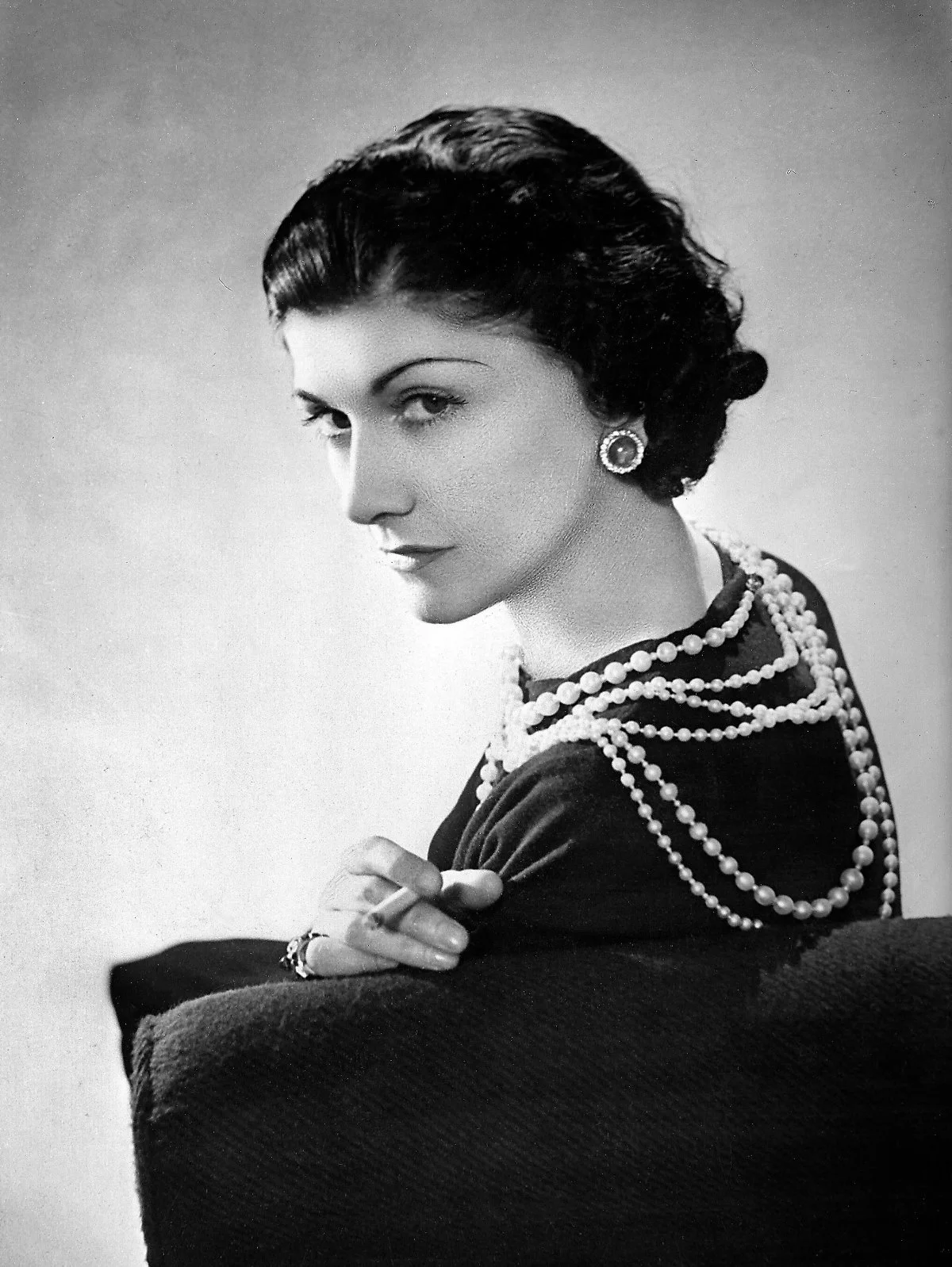 00-holding-5-things-coco-chanel.jpg?type=w1200