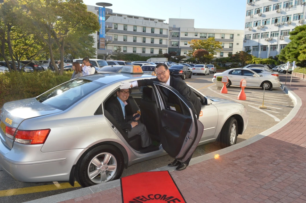 3-1_%EB%A0%88%EB%93%9C%EC%B9%B4%ED%8E%AB.png?type=w1200