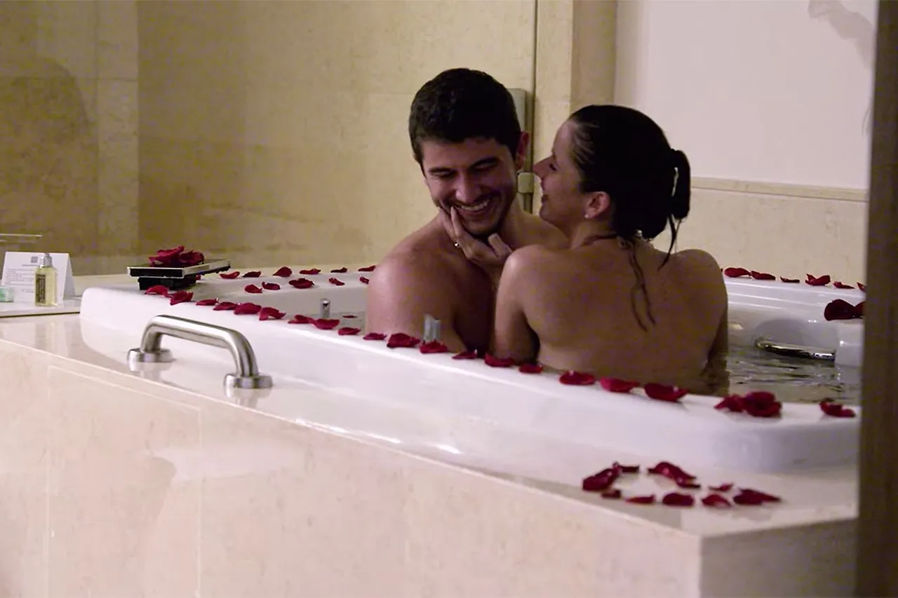 love-is-blind-barnett-amber-tub.jpg?quality=80&strip=all&w=1284&h=856