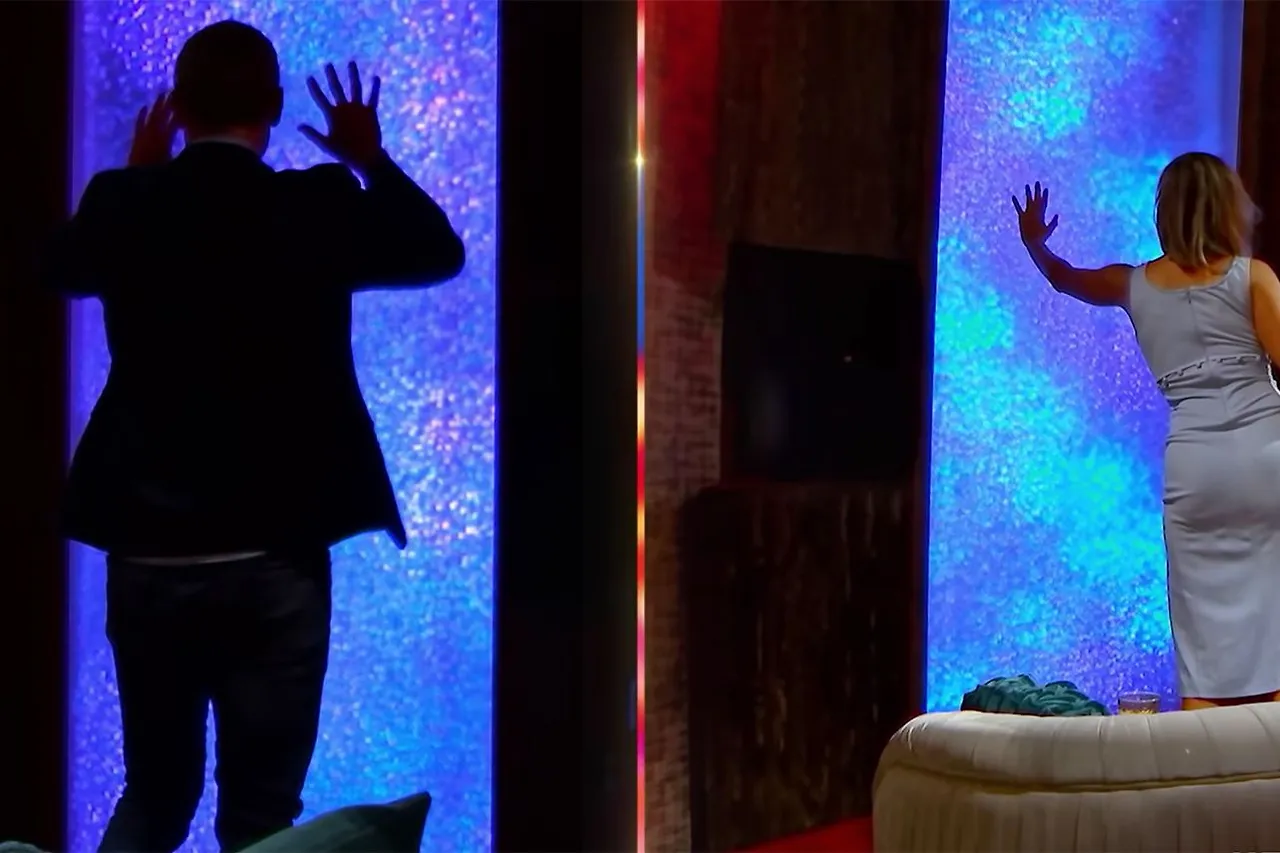 love-is-blind-pods-crystal-wall.jpg?quality=80&amp;strip=all&amp;w=1284&amp;h=856