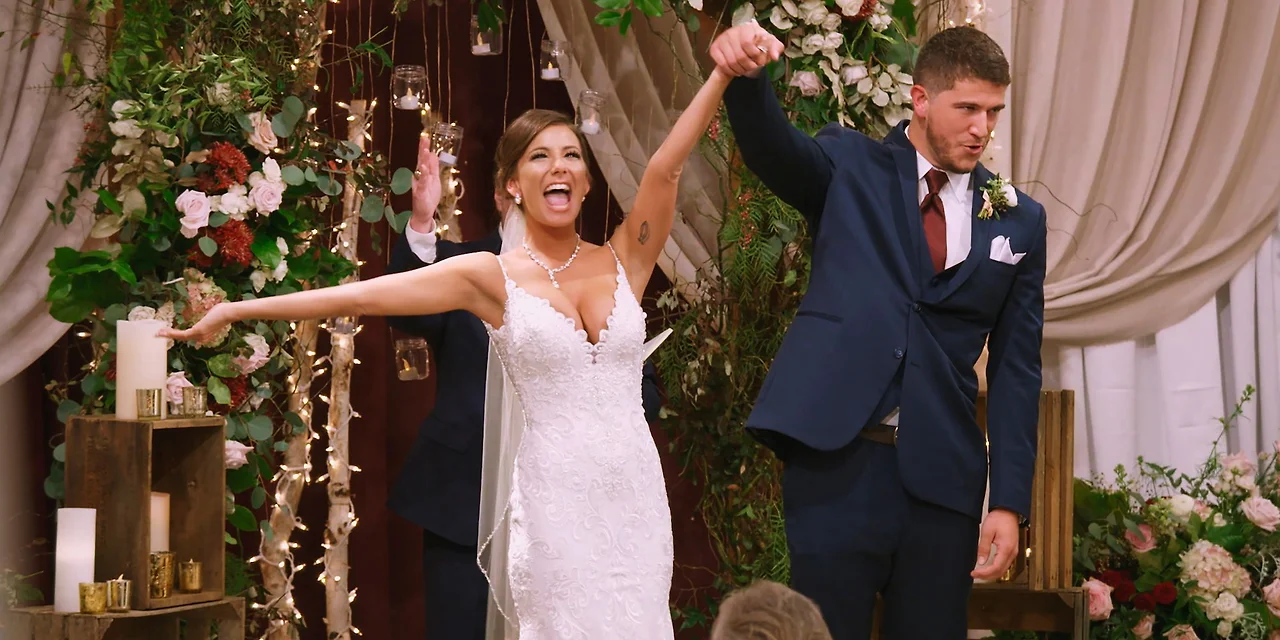 Love-is-Blind-Amber-Barnett-Wedding.jpg?q=50&amp;fit=crop&amp;w=740&amp;h=370