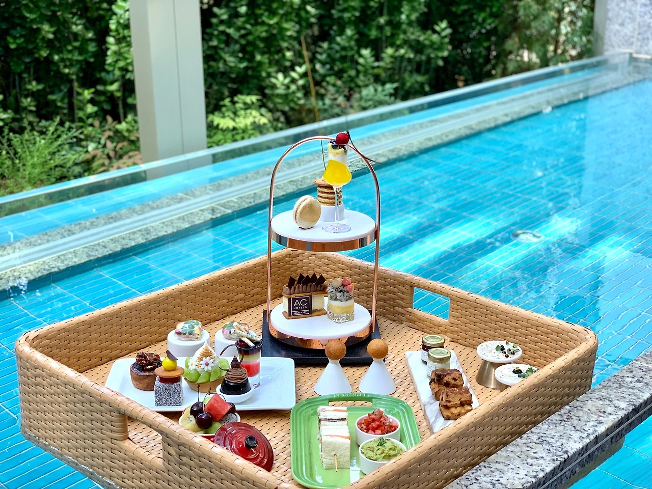3. AC 호텔 바이 메리어트 서울 강남, 온수풀에서 인증샷 찍는 ‘플로팅 다이닝 프로모션’.JPG