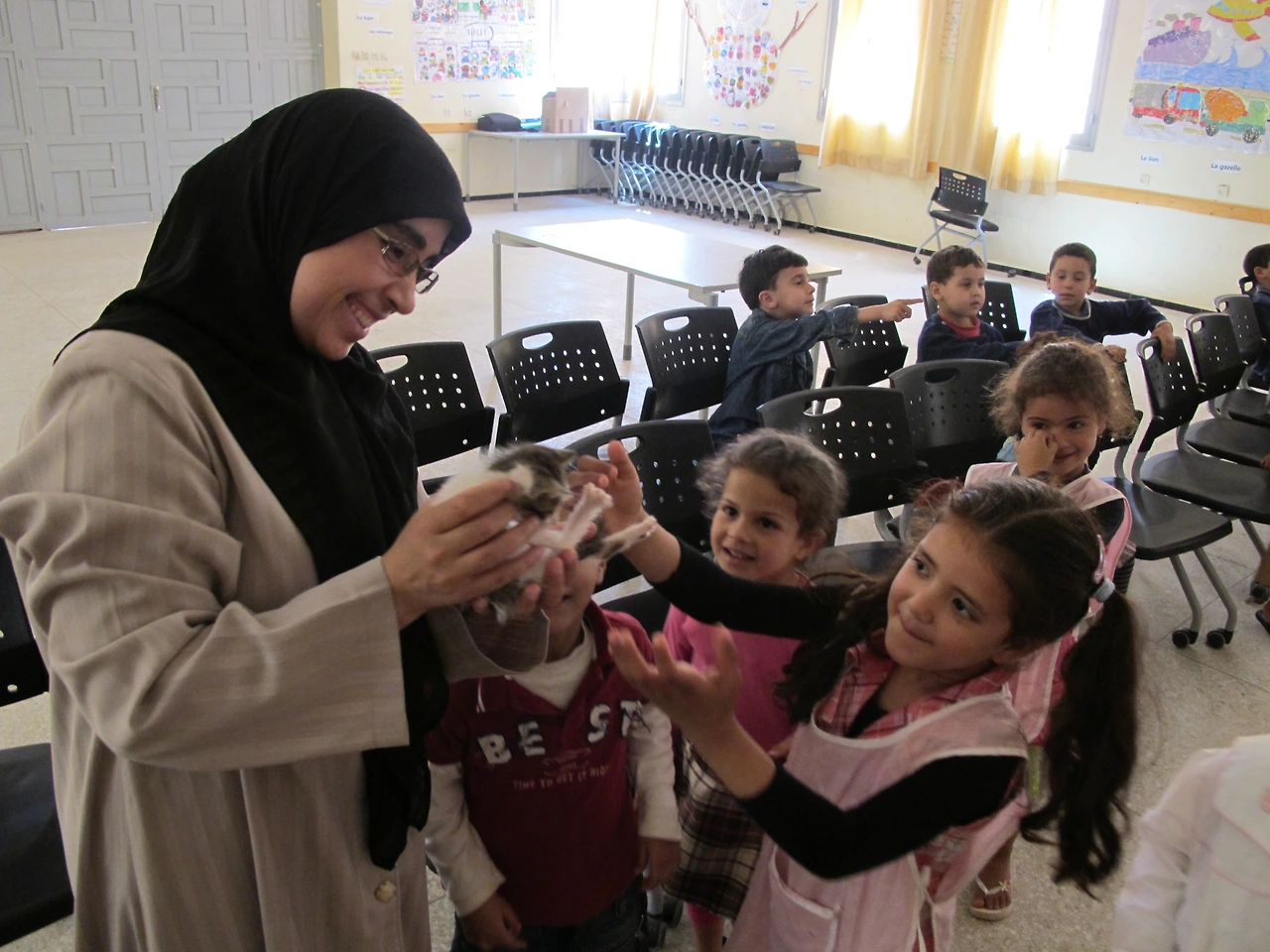 [4-46] 나비를 관찰하는 현지인 교사 레일라와 아이들.JPG