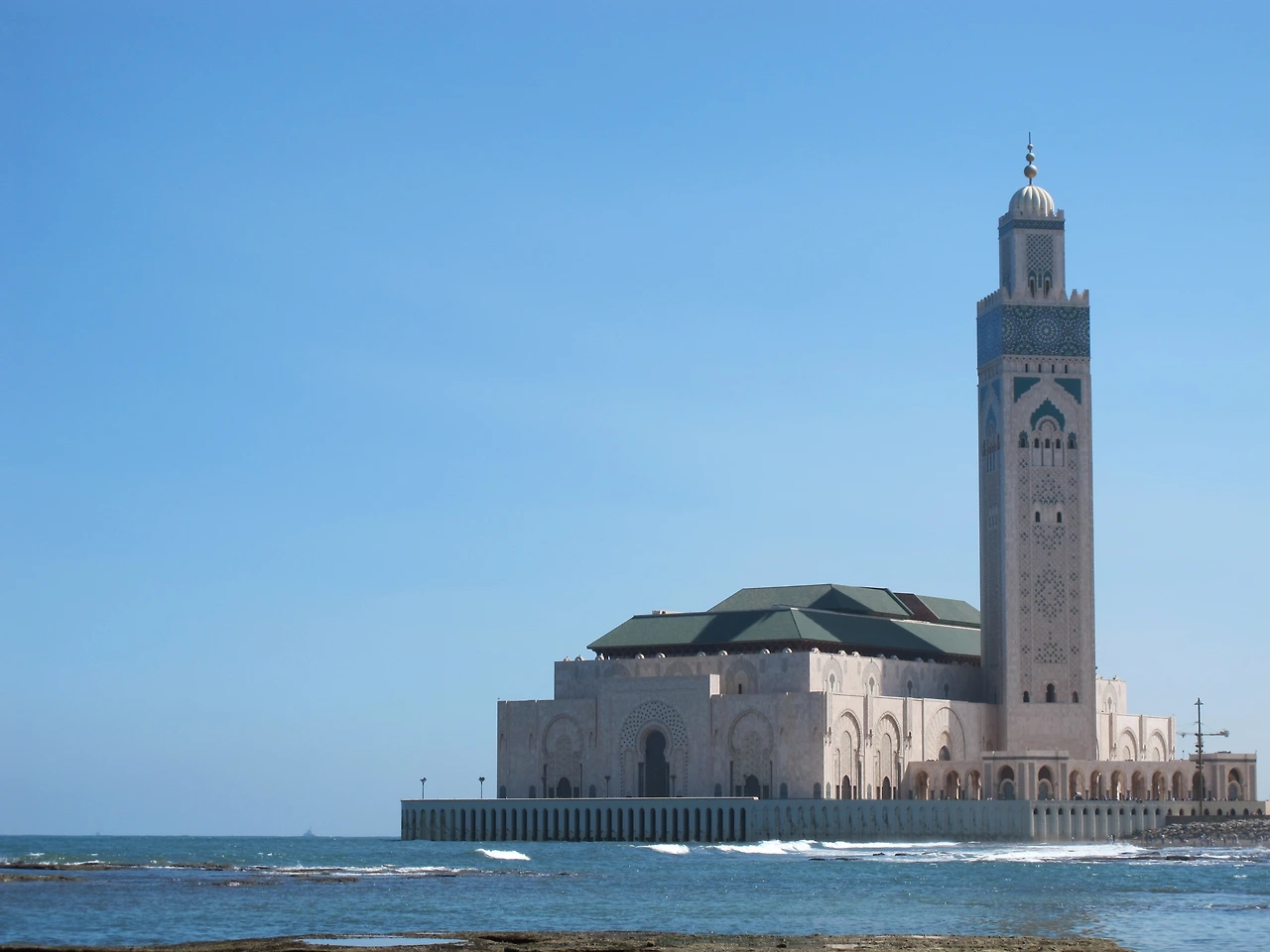 [5-66] 해변 가를 따라 걸어 포착한 바다위의 핫산2세 모스크.JPG