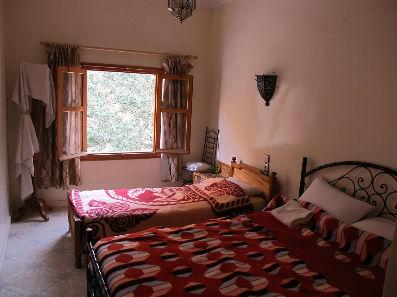 [5-84] 병풍처럼 펼쳐지는 절벽과 계곡 물 소리가 들렸던 호텔방.JPG