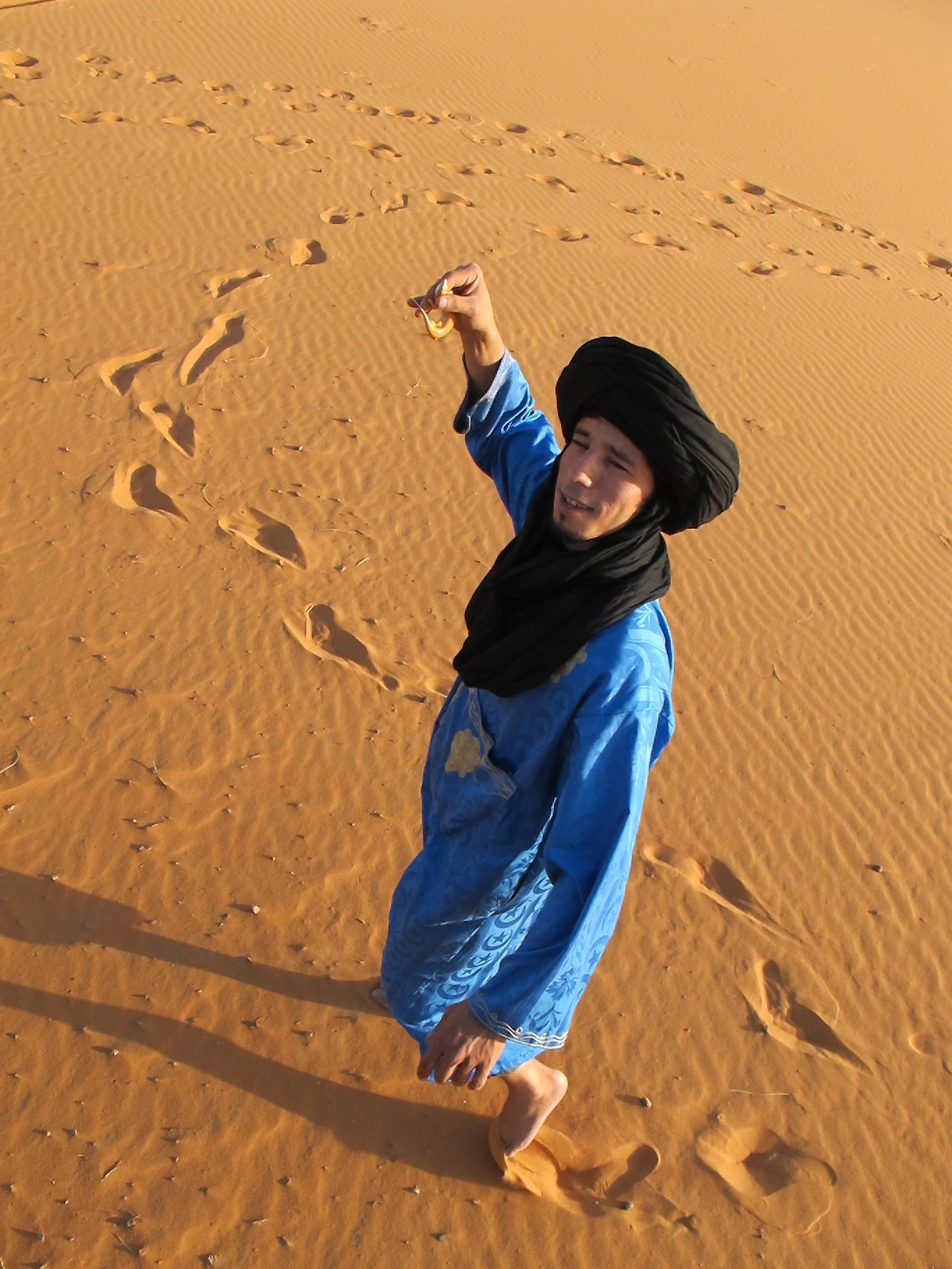 [5-100]사막에 사는 도마뱀을 잡아 보여주는 베르베르(아마질) 가이드.JPG