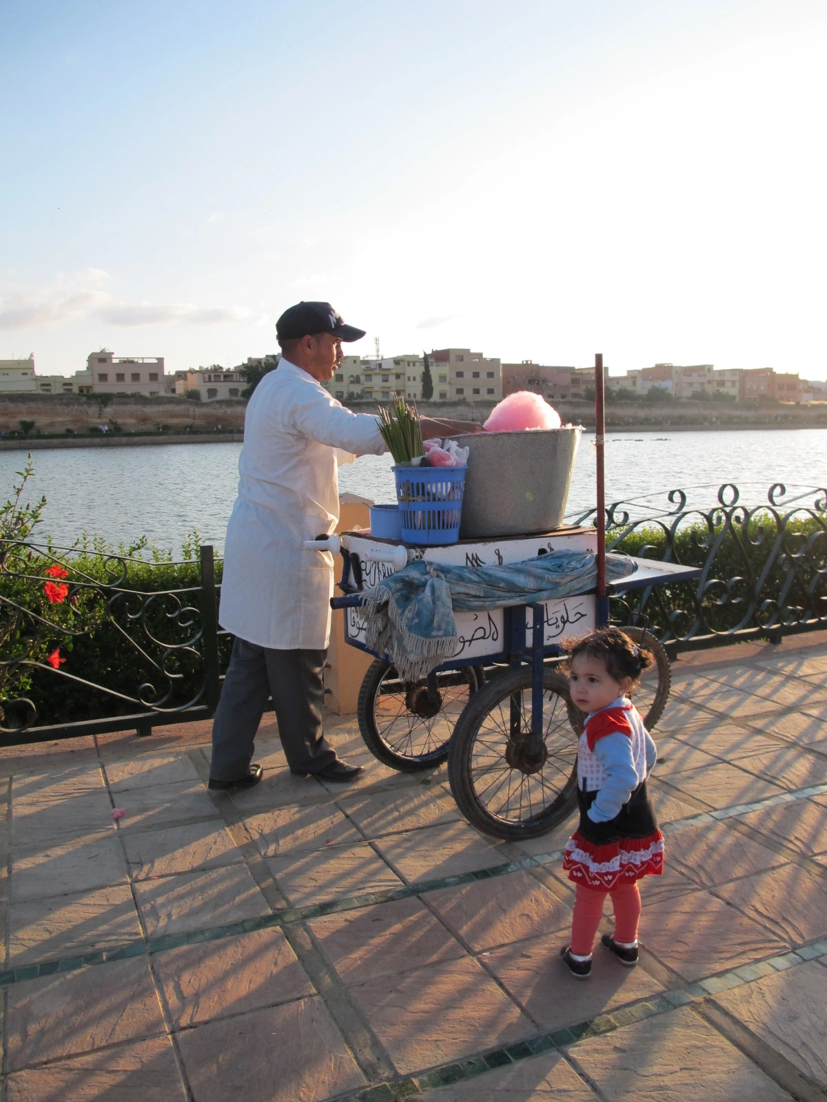 [2-71] 모로코의 해맑은 아이들 3(솜사탕이 먹고 싶은 꼬마아이).JPG