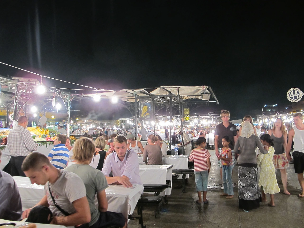 [5-73] 매일 밤 광장을 가득 메우는 포장마차.JPG