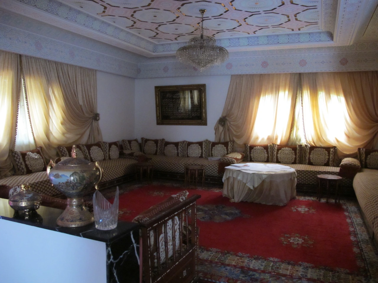 [2-20] 모로코의 부자동네 헤이리야드의 홈스테이 집 살롱.JPG