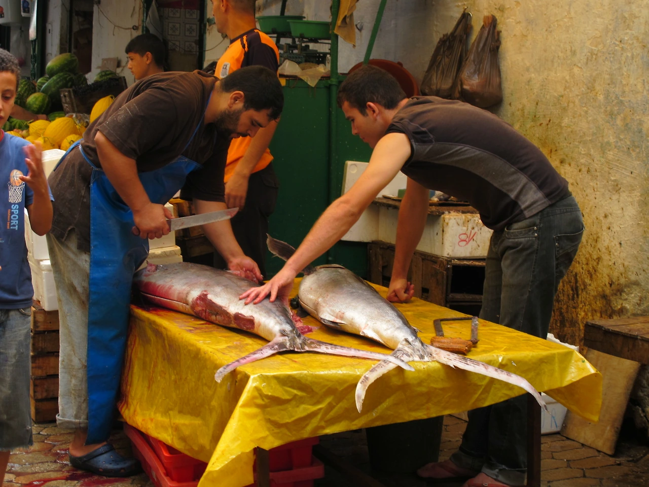 [5-27] 떼뚜앙(Tetouan)의 메디나 내부 상인들 모습.JPG
