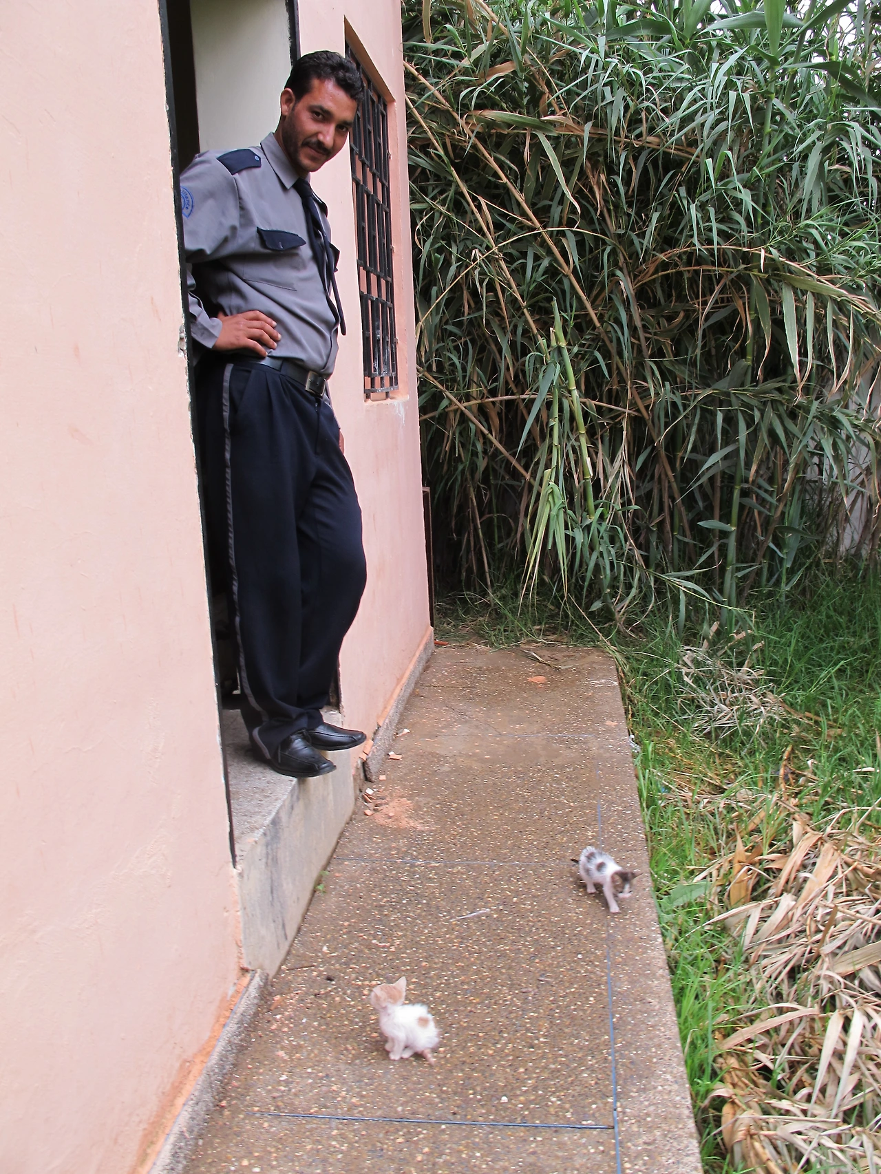 [4-48] 나비와 코비를 돌보는데 많은 도움을 주었던 경비원 아저씨 모하메드 1.JPG