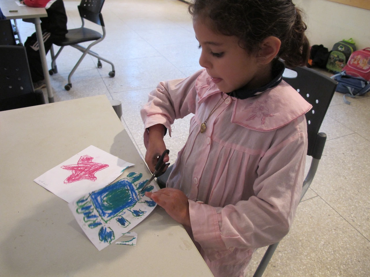 [3-34] 바다 속 생물들을 그림 그리고 자르는 아이들.JPG