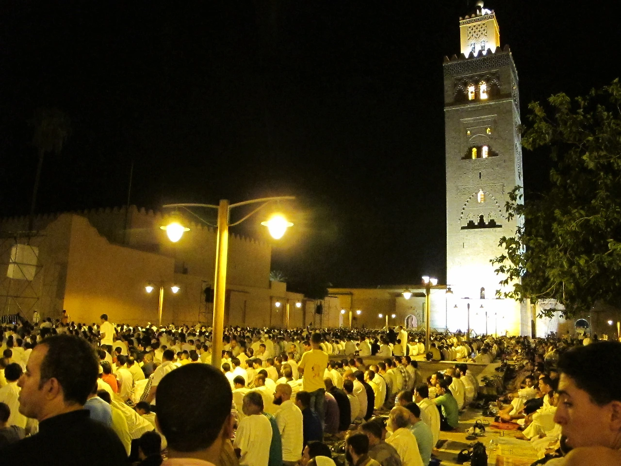 [5-69] 쿠투비아 사원에서 예배를 드리는 무슬림들.JPG