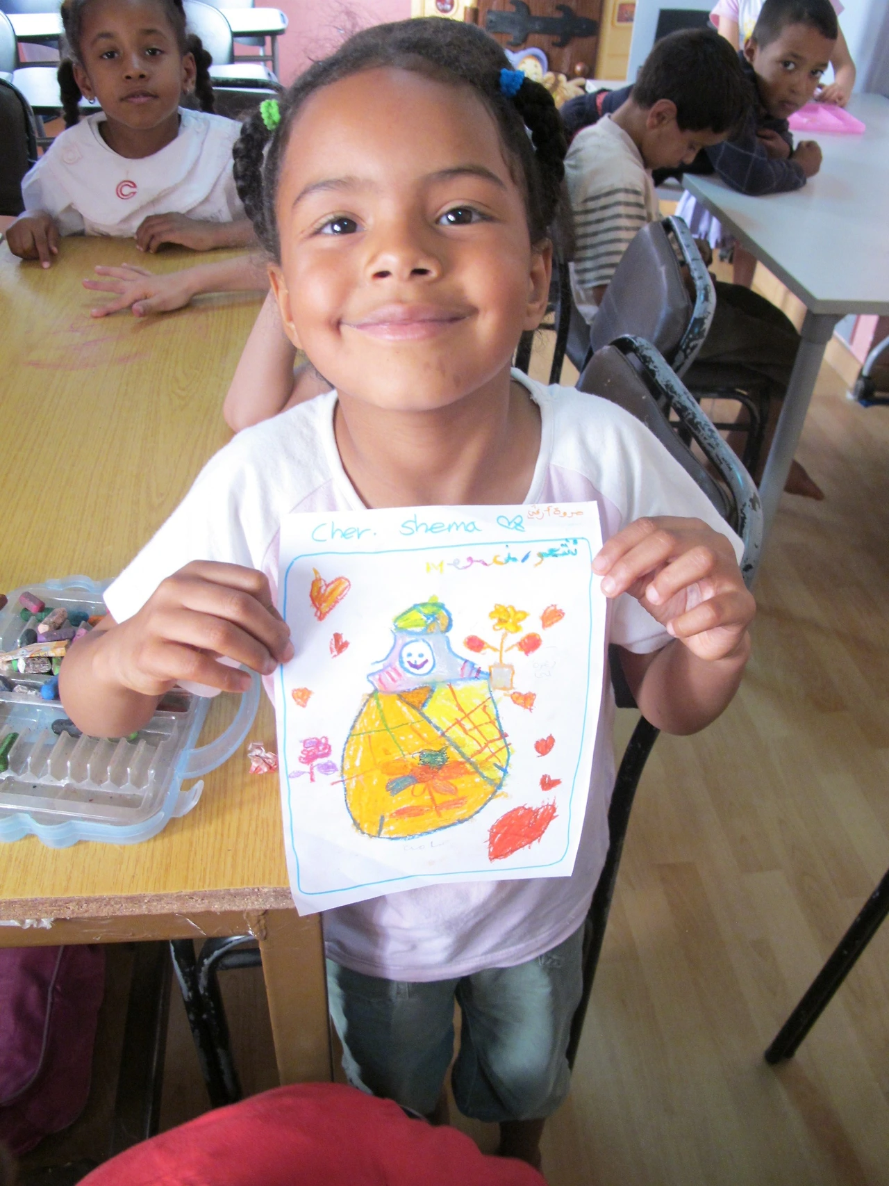 [3-111] 선생님에게 줄 감사의 편지를 쓰고 해맑게 웃는 아이들 2.JPG