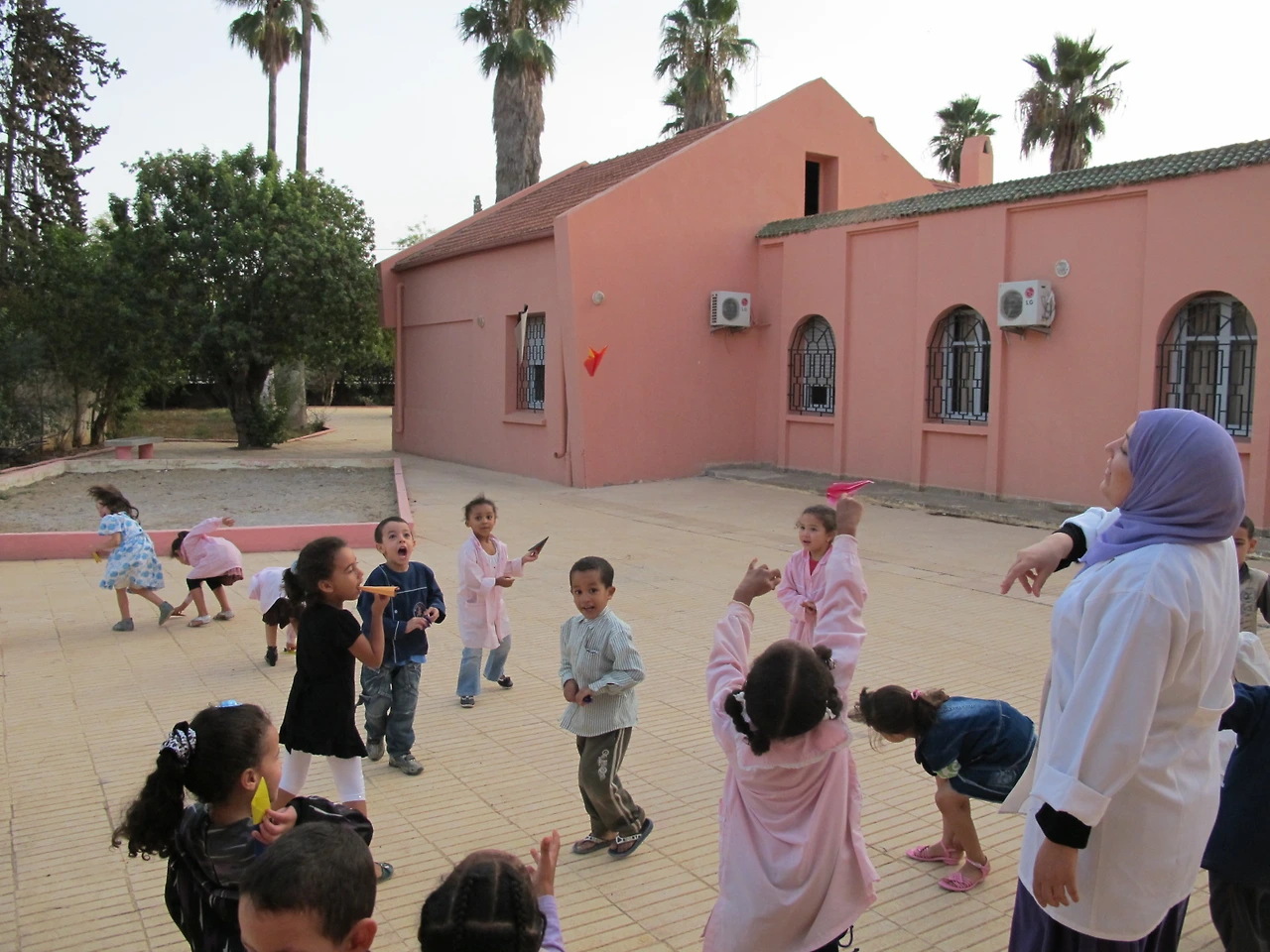 [3-29] 처음 접은 종이비행기를 하늘 높이 날리는 아이들2.JPG