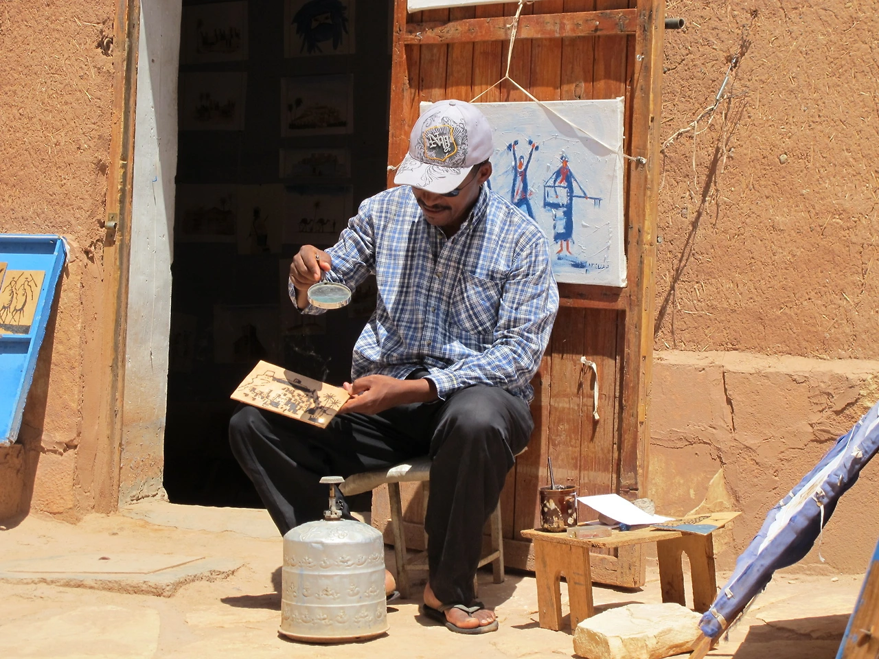 [5-81] 아이트 벤 하두(Ait ben haddou)의 예술가(돋보기로 햇빛을 모아 나무를 태우며 그림을 그린다.).JPG