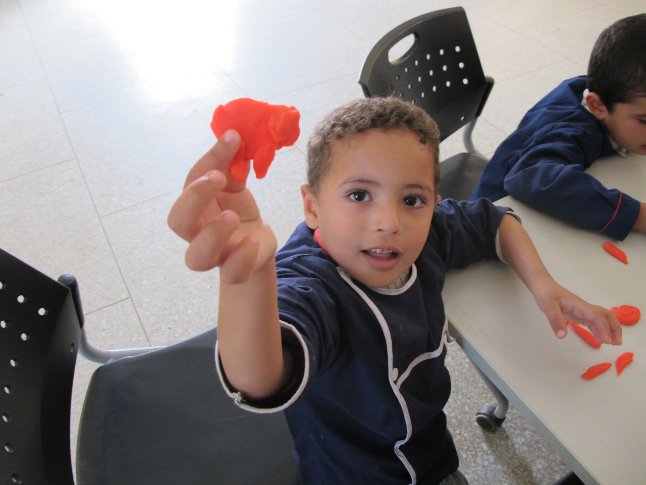 [3-40] 칼라점토로 동물 모양을 만드는 아이들 2.JPG