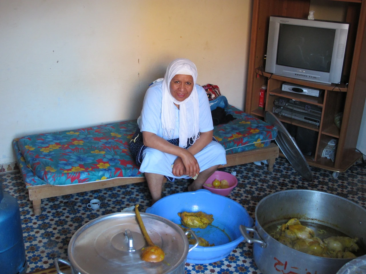 [2-46] 꾸스꾸스를 만들고 있는 대장 아주머니 하이야트.JPG