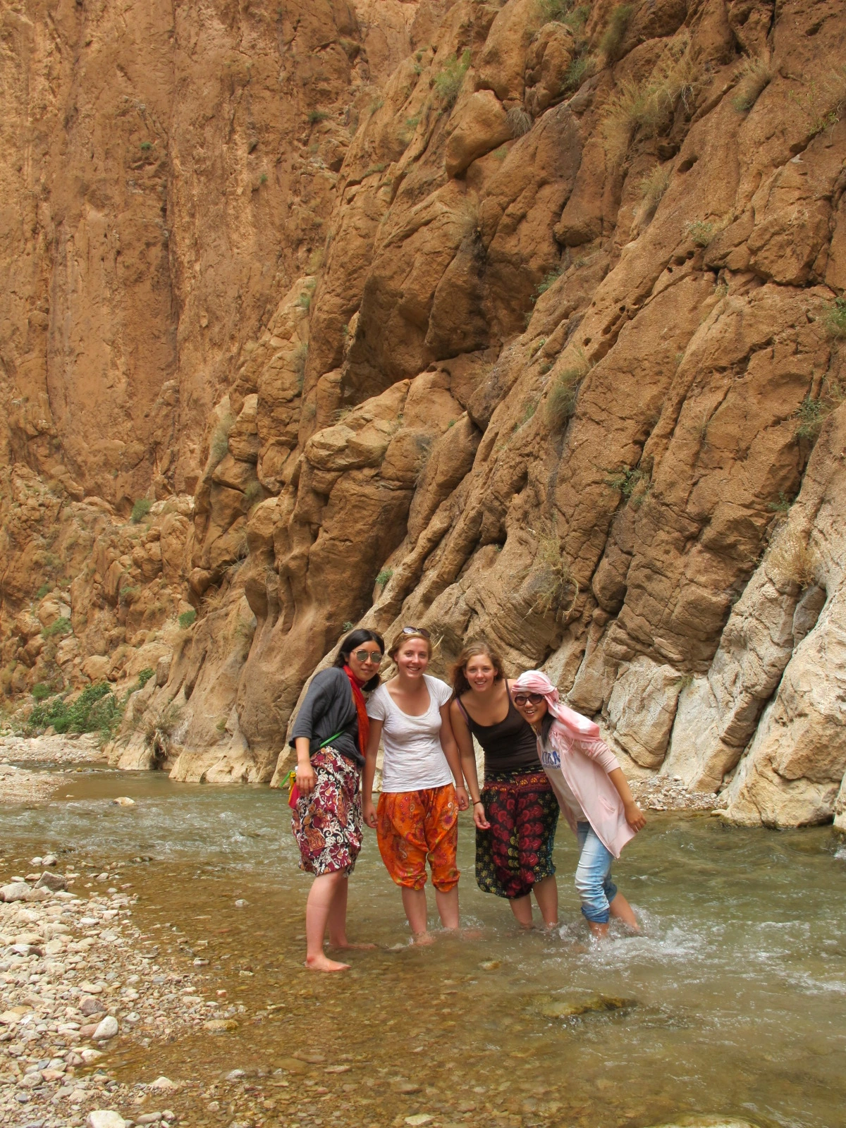 [5-89] 계곡에서 물놀이를 하는 우리 팀.JPG