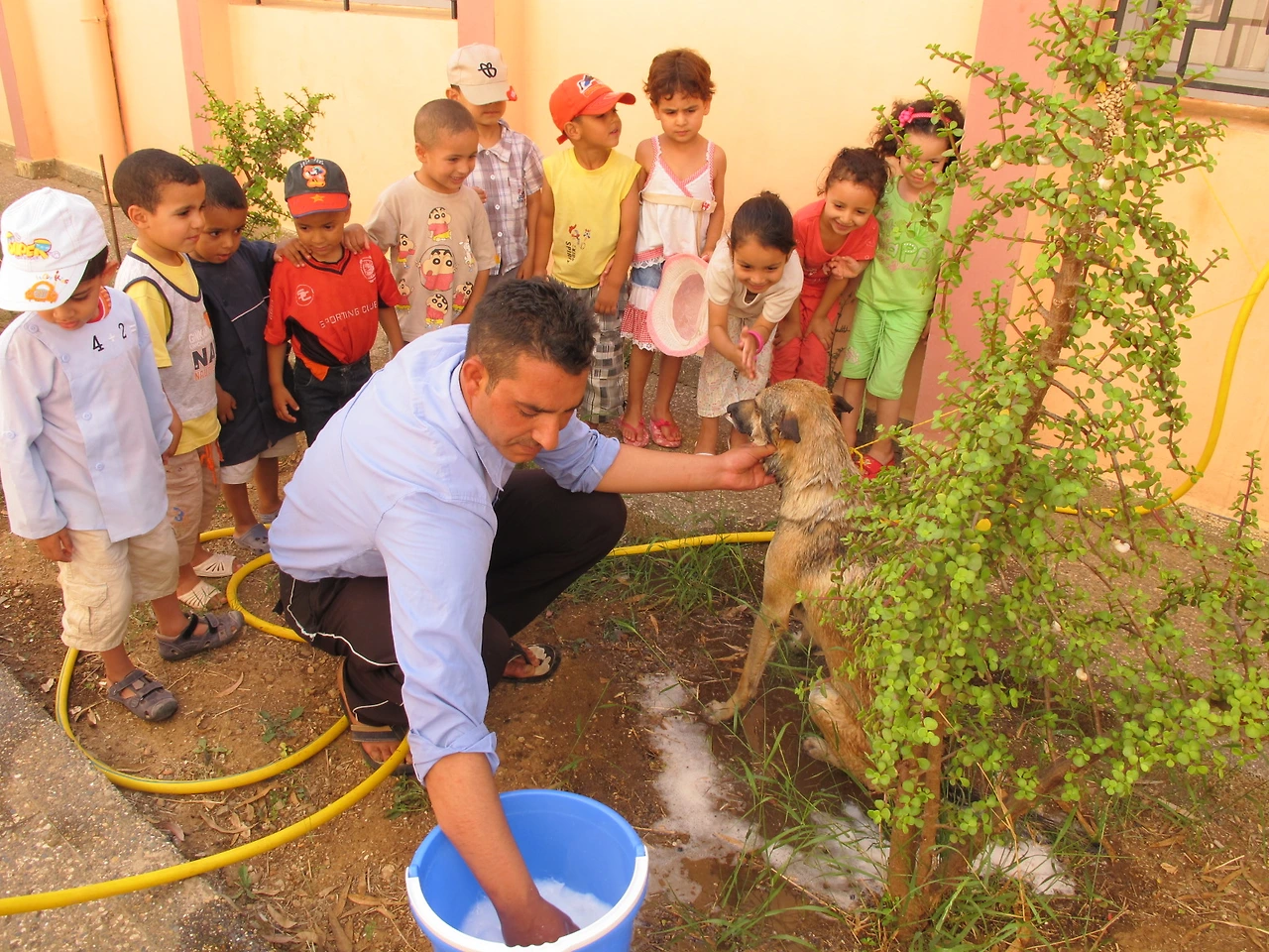 [4-32] 목욕하는 자크와 구경하는 막내반 아이들.JPG
